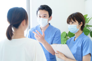 説明をする歯医者
